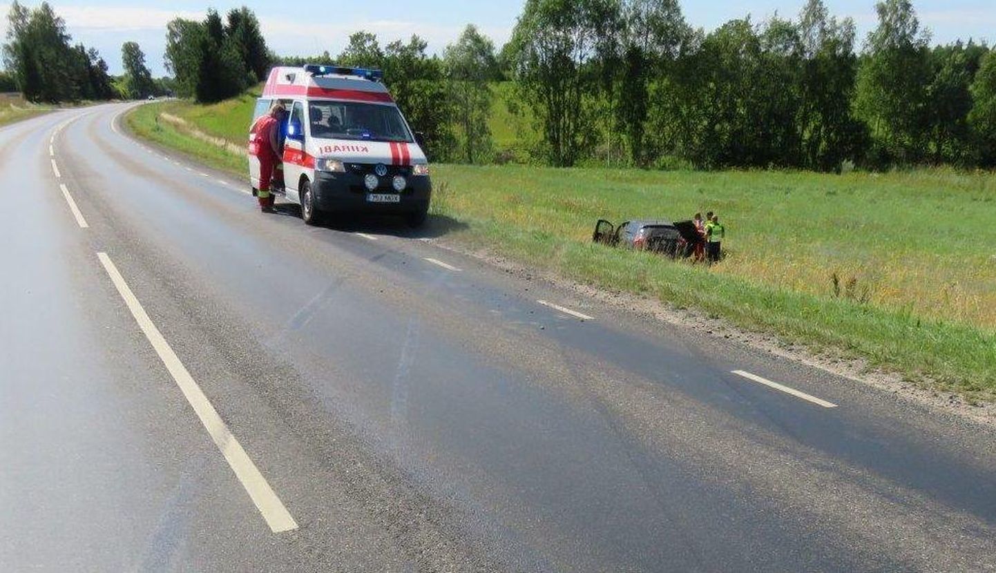 В результате аварии автомобиль съехал с дороги. Водитель и ребенок в кресле-люльке не пострадал.