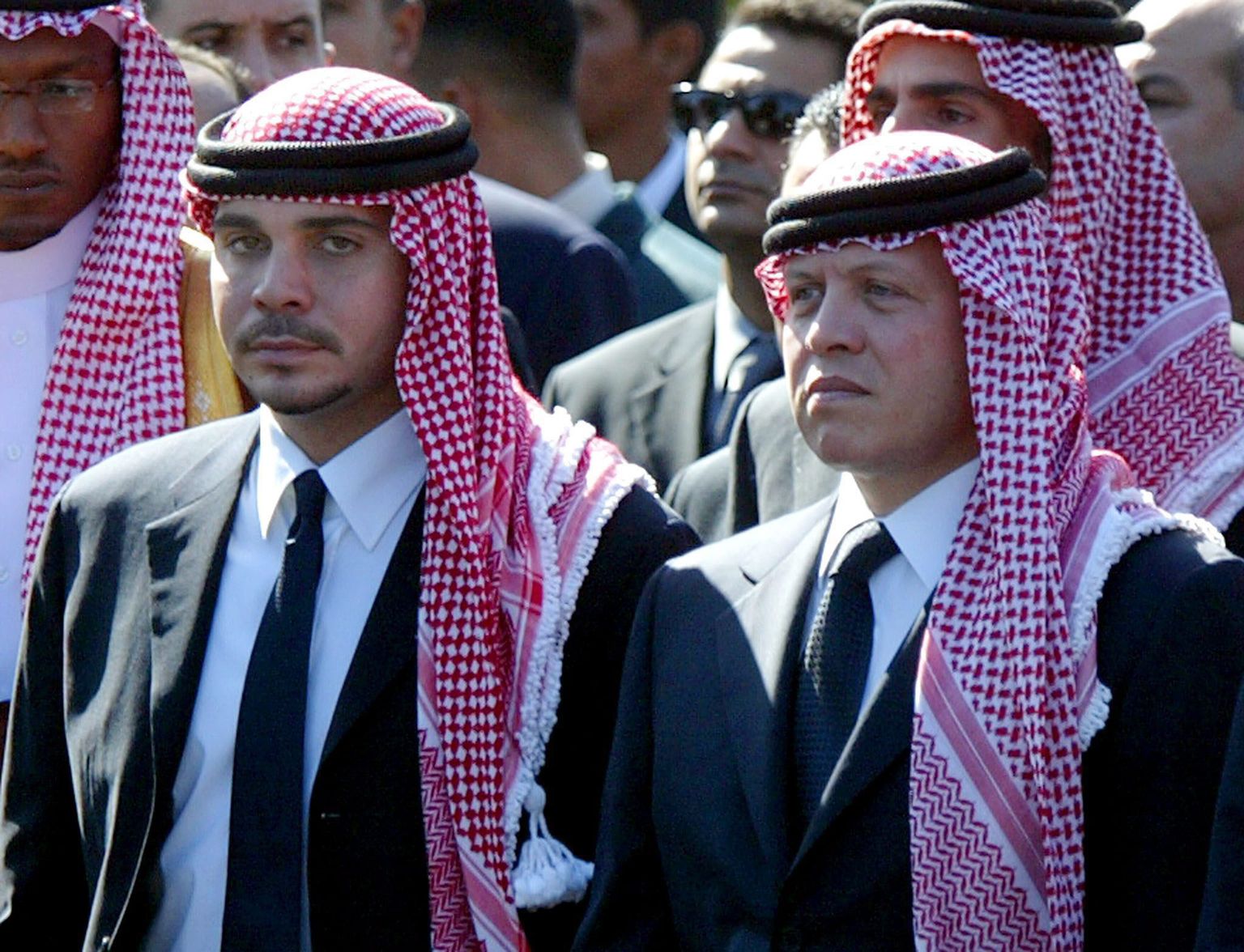 Jordaania endine kroonprints Hamzah bin Al Hussein (vasakul) ja ta poolvend, Jordaania kuningas Abullah II