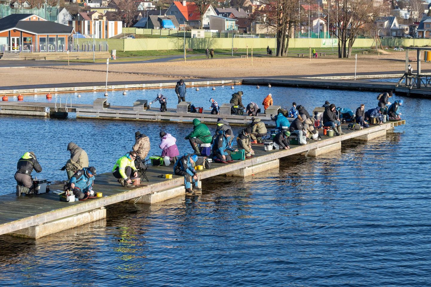 Kalapüügivõistlusel õngitses Viljandi järve sillal 32 kalastajat.