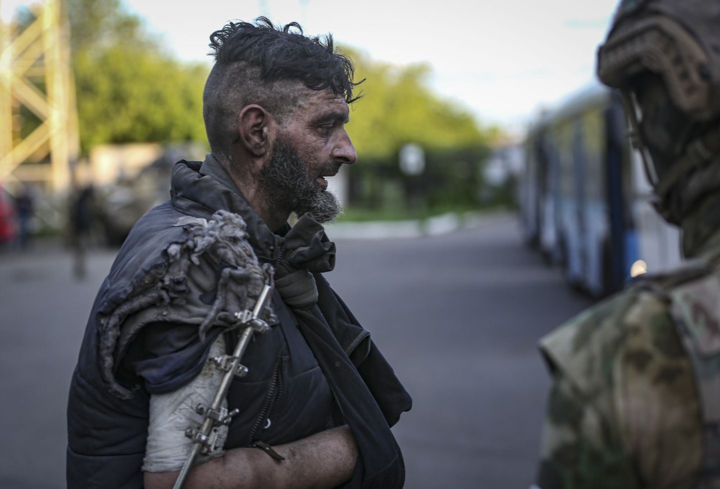 Эвакуированных с "Азовстали" украинский военный