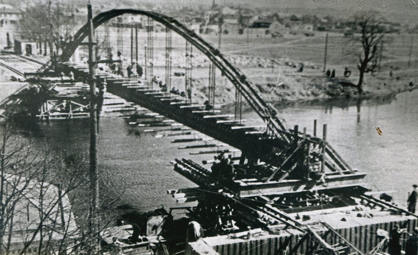 1959. aasta aprill. Silla sõrestik on vintsi abil kunagise Kivisilla kaldasammastele tõmmatud. Järgnevad silla metallkonstruktsiooni betoneerimistööd.