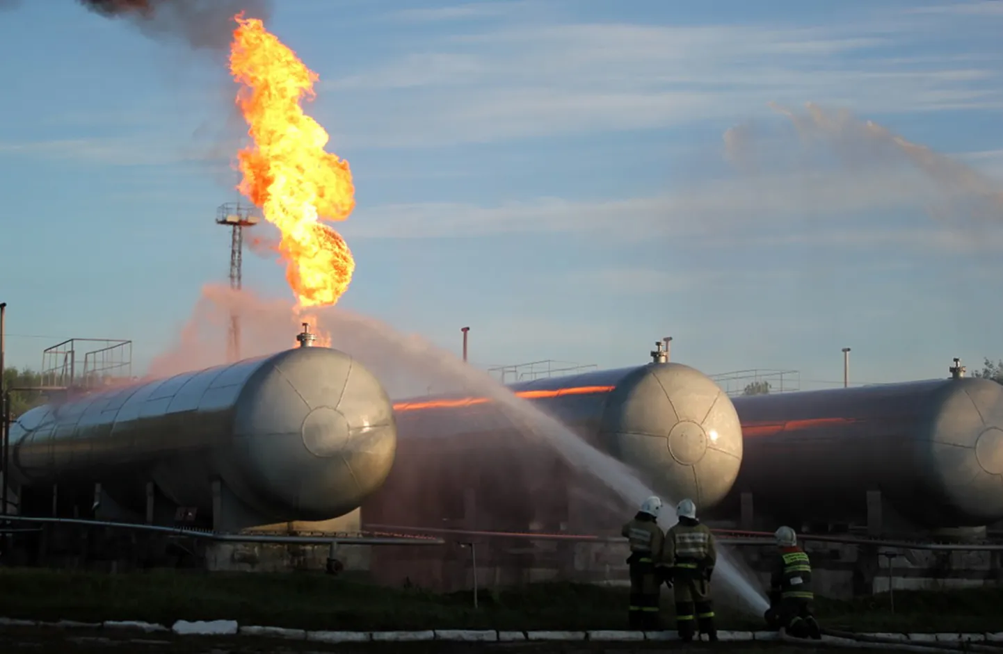 Пожар на газораспределительной станции «Газпрома», вызванный взрывом резервуара для хранения СПГ, Татарстан, Россия.