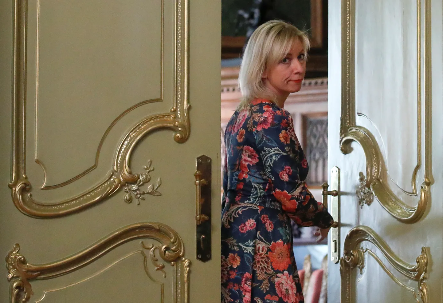 Venemaa välisministeeriumi pressiesindaja Maria Zahharova suundumas Moskvas välisministeeriumis pressikonverentsile
