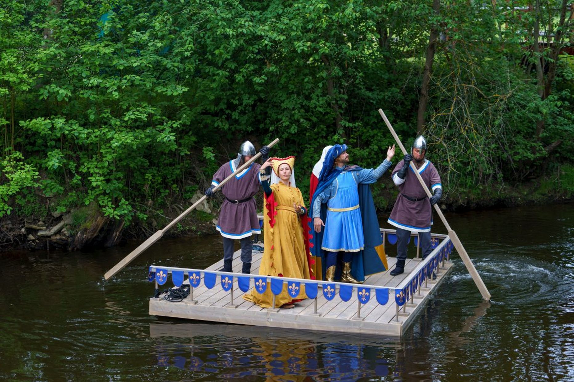 Принц Джон (Маргус Грозный) и Леди Марион (Грете Юргенсон) прибывают на плоту.