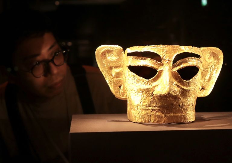 Hiinas Hongkongis näeb Sanxingdui väljakaevamiskohast leitud iidse ja müstilise Shu kuningriigi esemeid, kaasa arvatud suuri maske