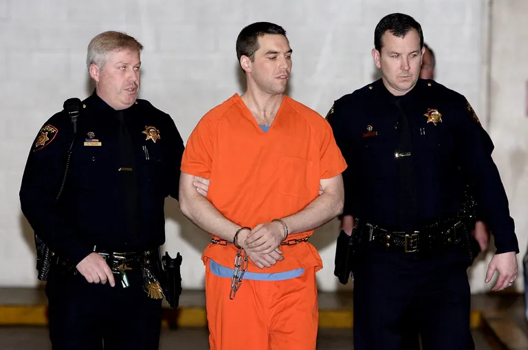 Scott Peterson on üks kinnipeetavatest, keda kahtlustatakse ulatuslikus petuskeemis osalemises.