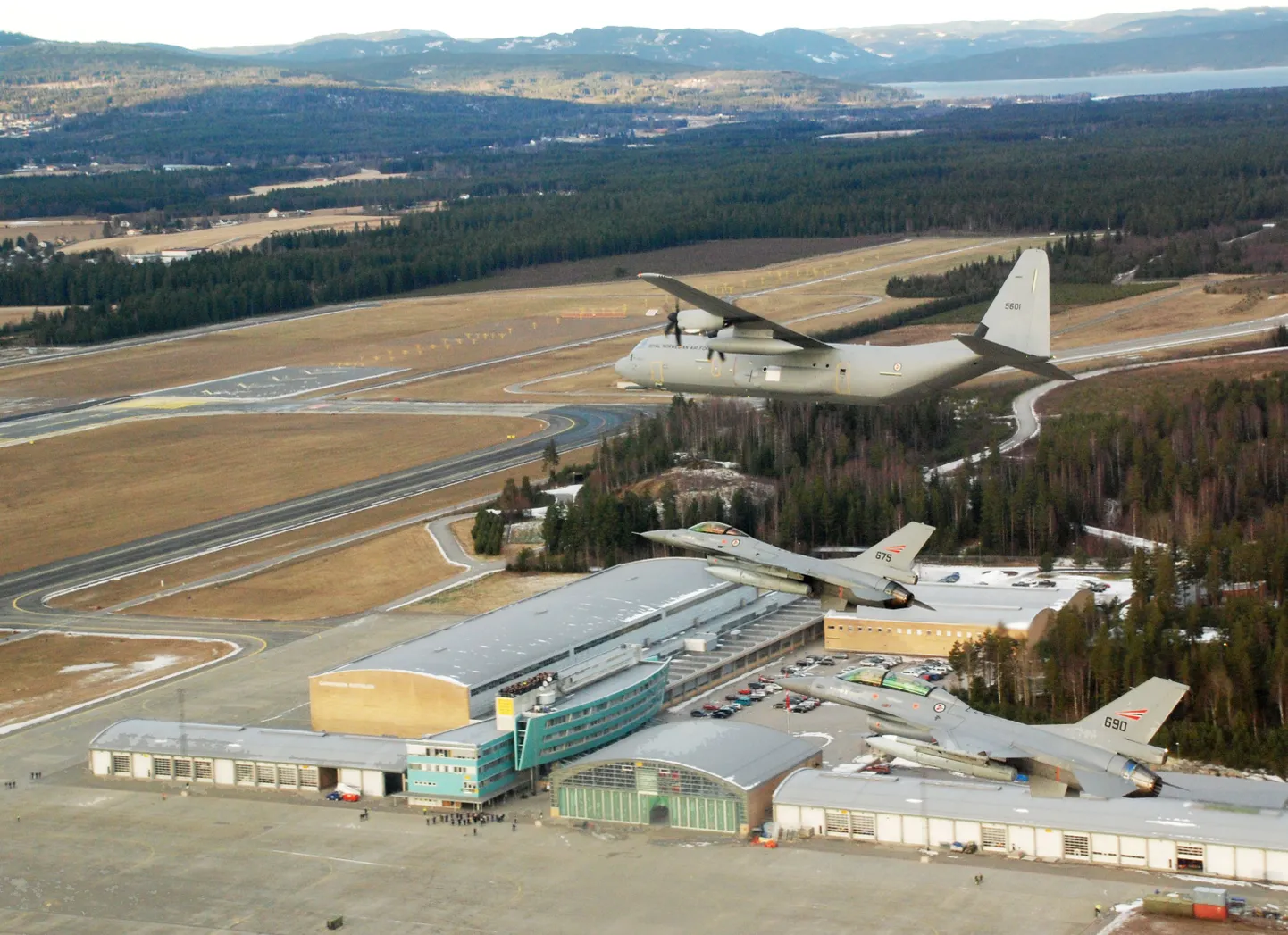 Norra sõjaväe transpordilennuk Hercules ja seda saatvad kaks F-16 hävitajat.