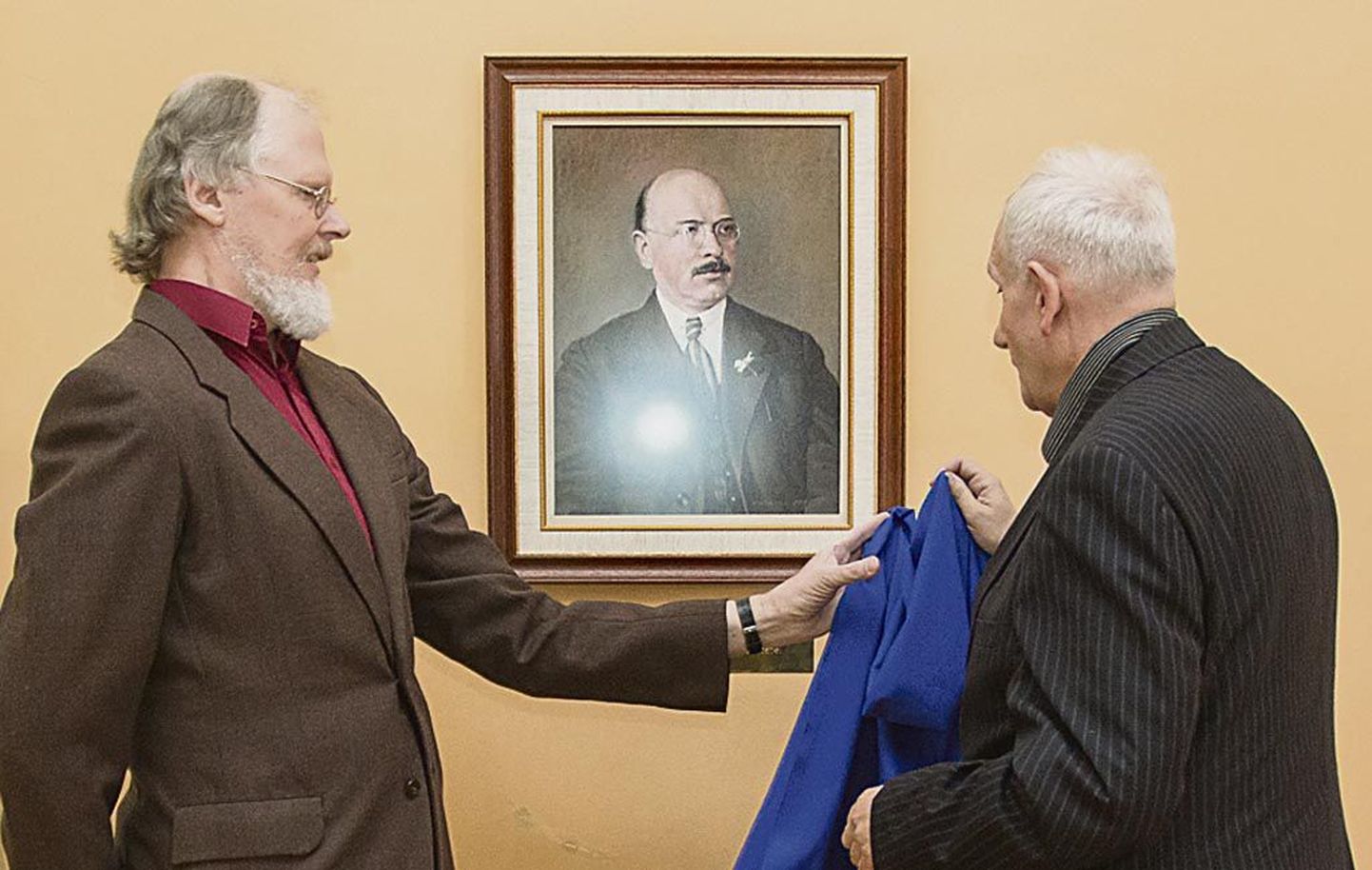 Omaaegse direktori Oskar Mälgu portree avasid Leo Viller (paremal) ja Vello Paluoja.