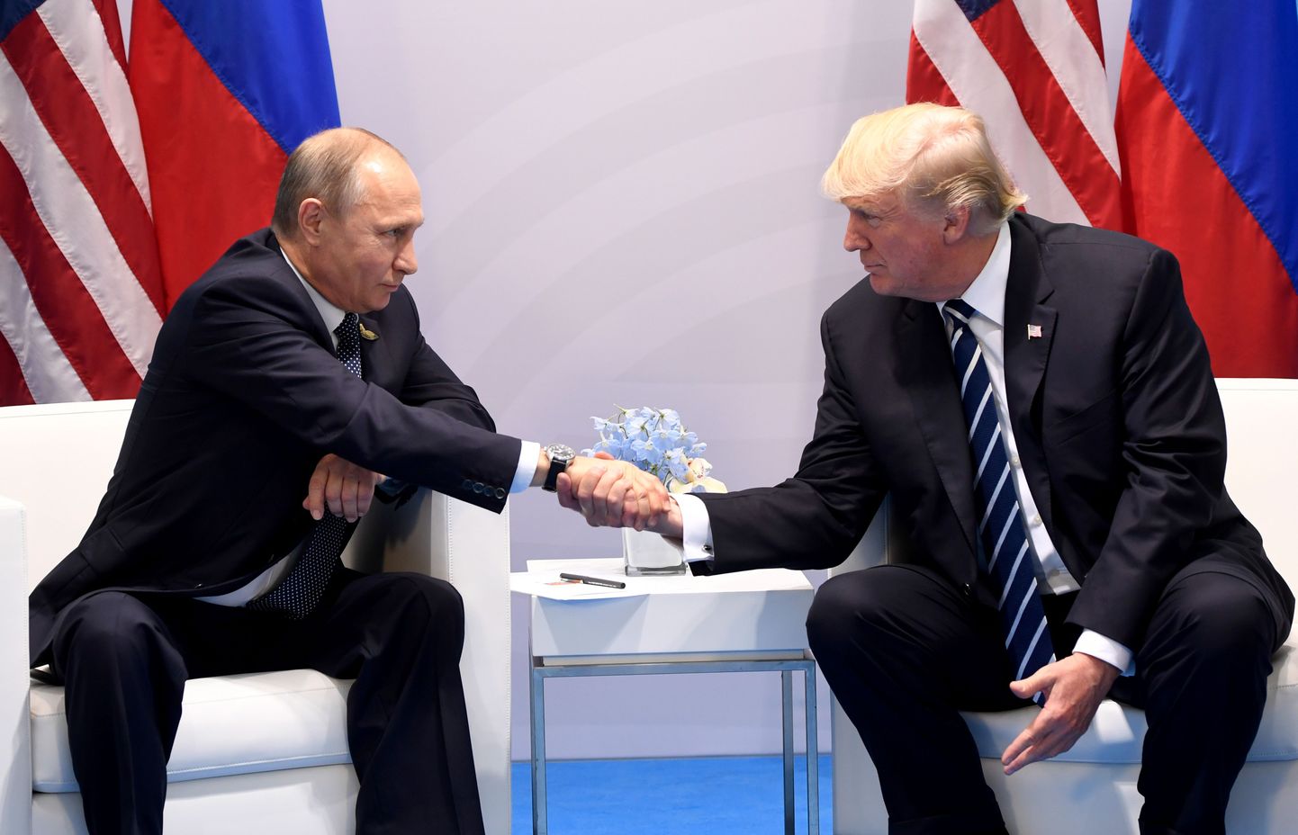 Vladimir Putini (vasakul) ja Donald Trumpi käepigistus.
