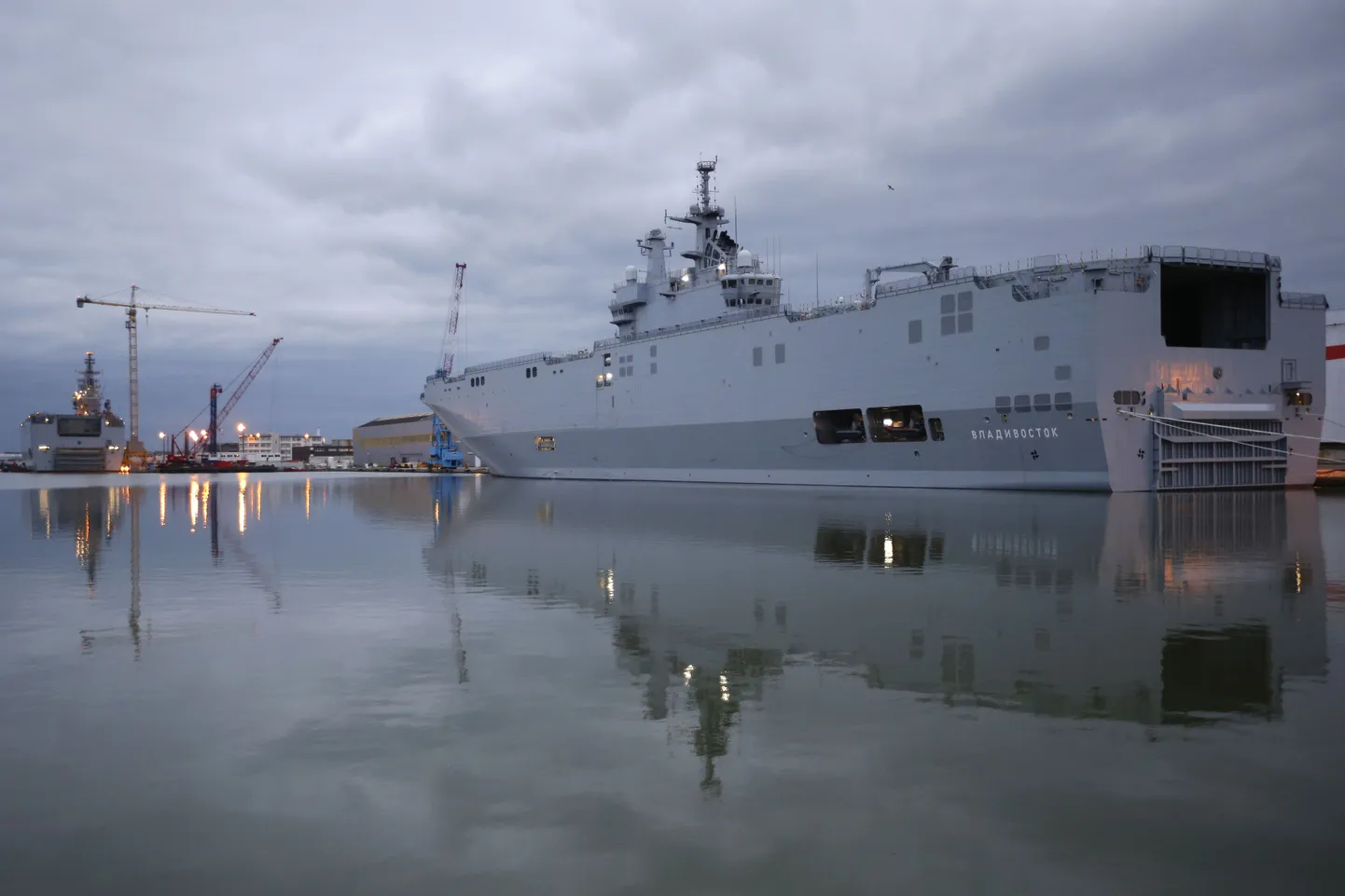 Mistral-tüüpi kopterikandjad Sevastopol (vasakul) ja Vladivostok Prantsusmaal  STX Les Chantiers de l'Atlantique'i laevatehases.