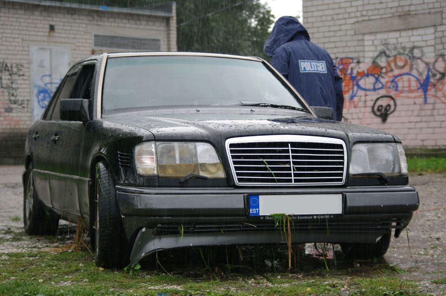 Politsei tõmbas laupäeva hommikul Pärnus jõest välja varastatud Mercedes Benzi.