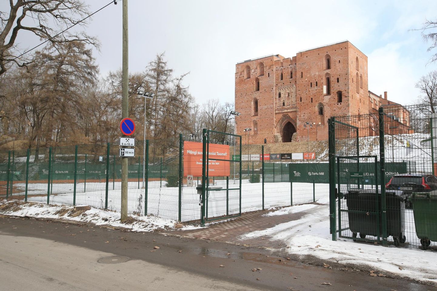 Toomeoru tenniseväljakute asemele saab kultuurikeskuse parkimismaja ehitada nii, et ühtki puud ei pea langetama.