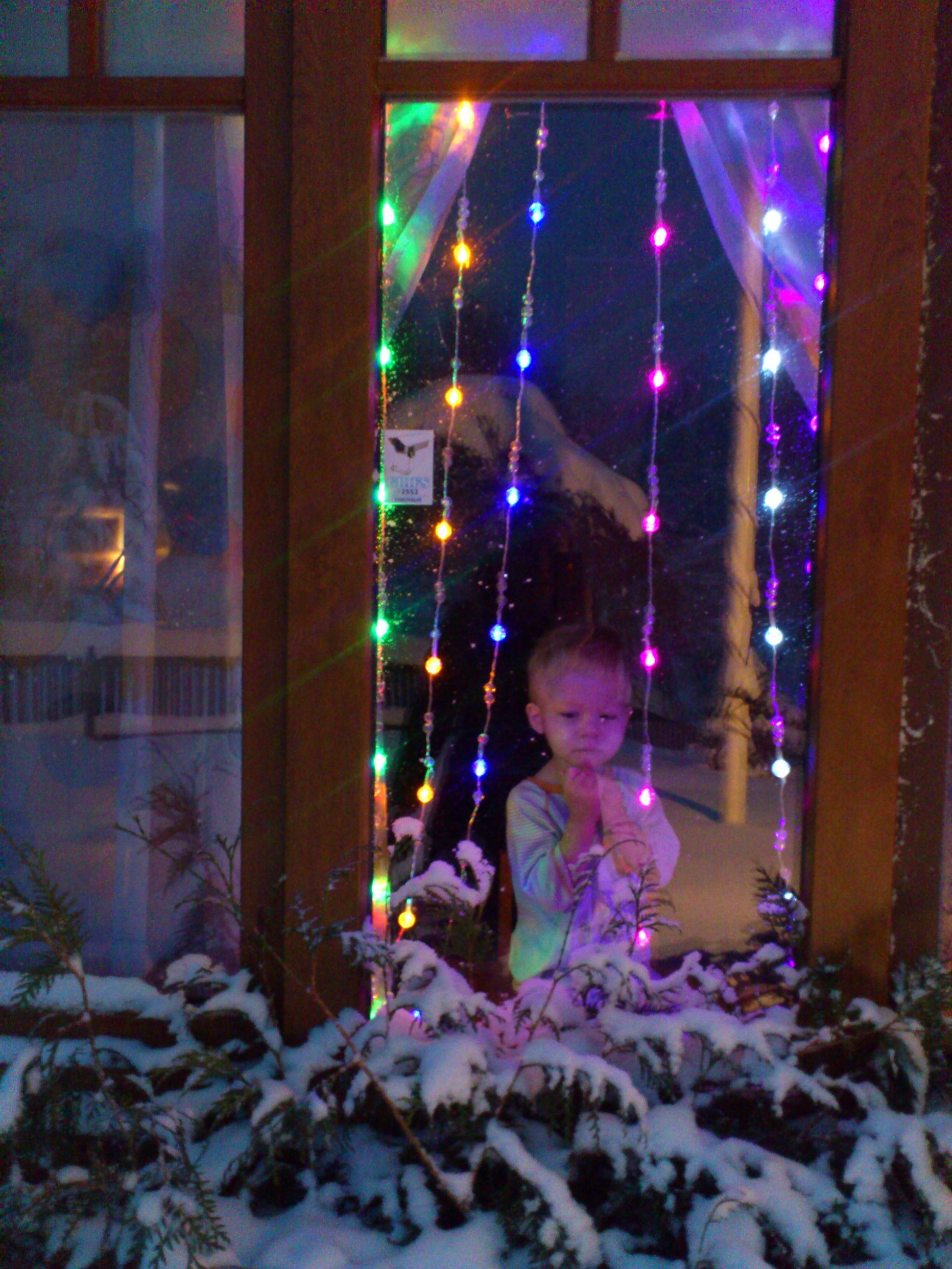 Võidupilt - Meie pere elab keset Lõuna-Eesti metsasid. 2-aastane perepoeg Siim ootab vägagi Jõule,sest vanaema räägib ikka iga päev päkapikkudest ja kellestki salapärasest Jõuluvanast,kes läbi tuisu aastas korra lapsi külastab.

Pilt on tehtud Sony Ericsson Xperia telefoniga.