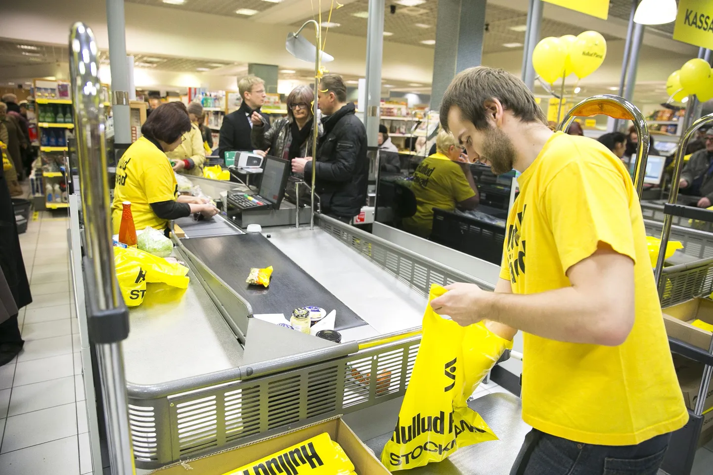 Stockmannis pakiti hullude päevade ajal kõik ostud poe poolt kottidesse ära.