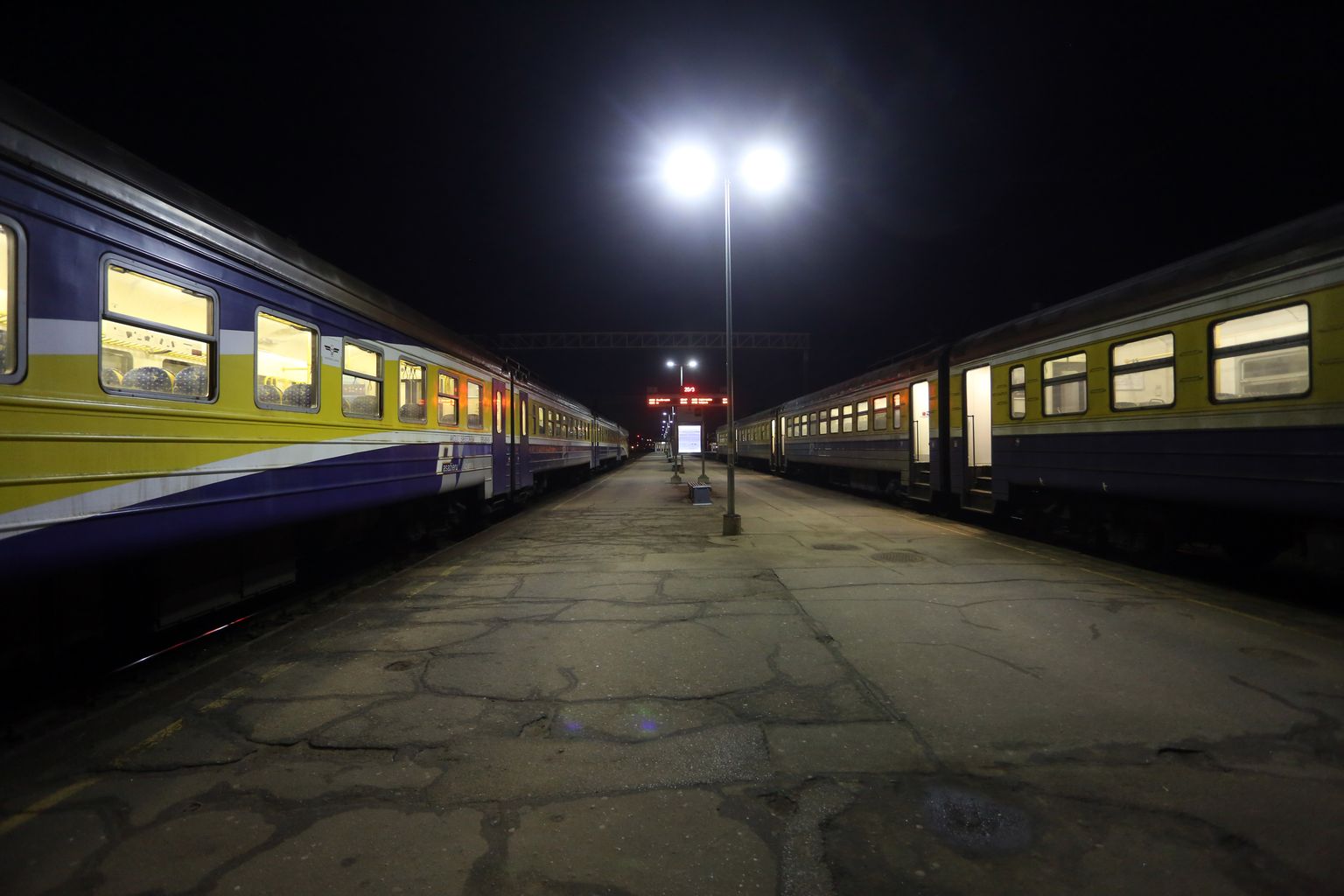 Pasažieru vilciens Rīgas Centrālajā dzelzceļa stacijā.
