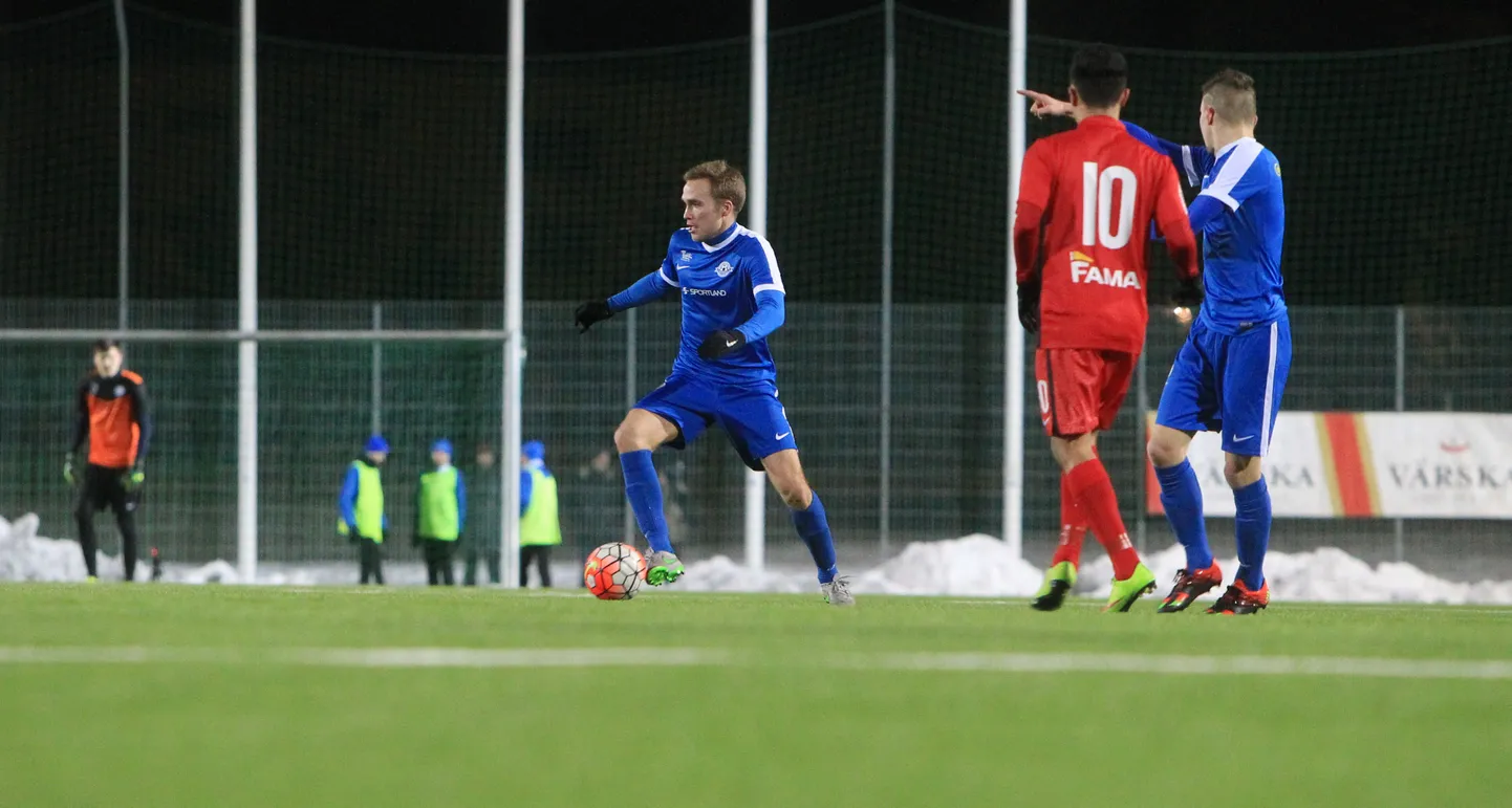 JK Tammeka (sinises) versus Narva Trans (punases). Geir-Kristjan Suurpere.