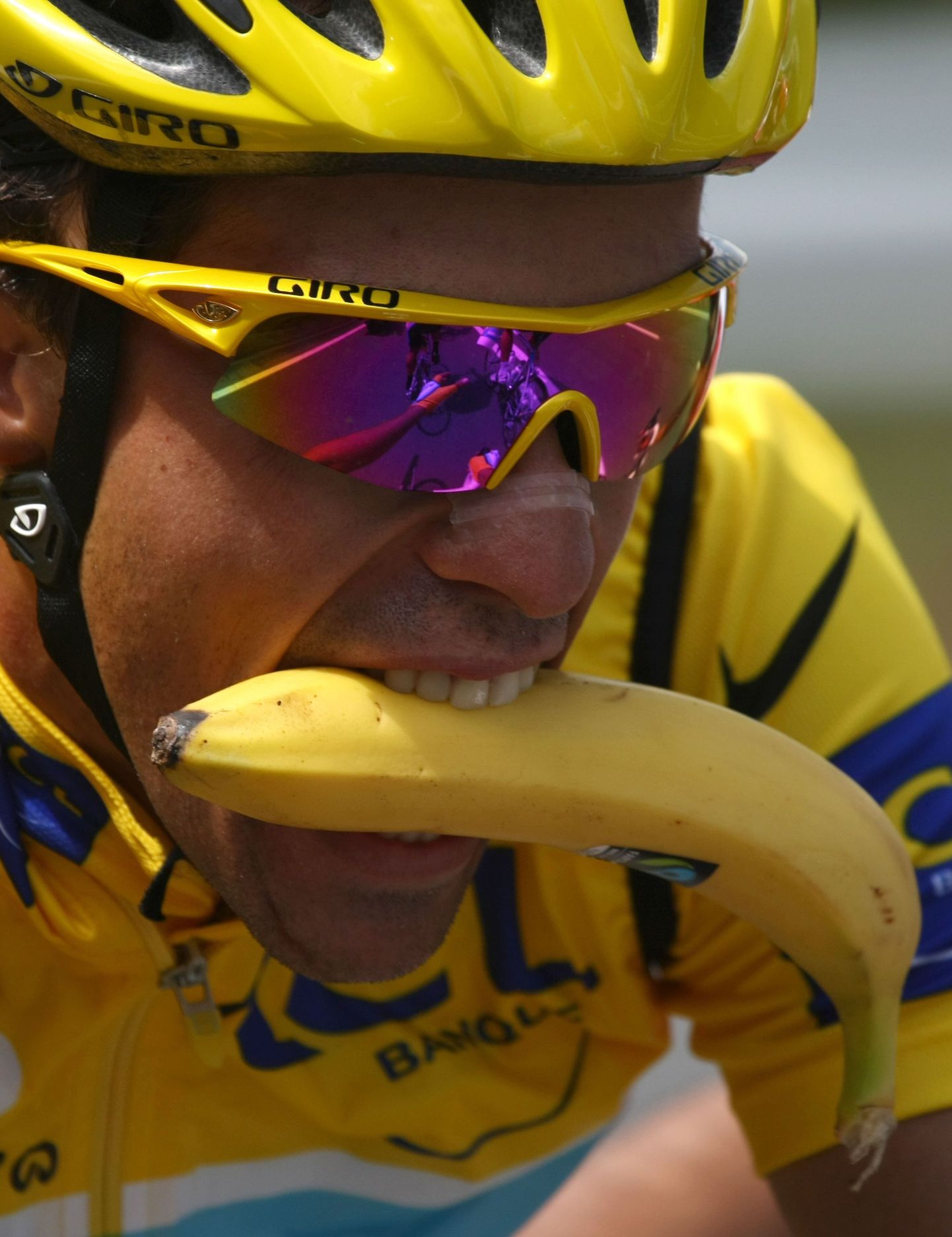 Tuleb välja, et banaaniga saab ka hambaid valgendada.