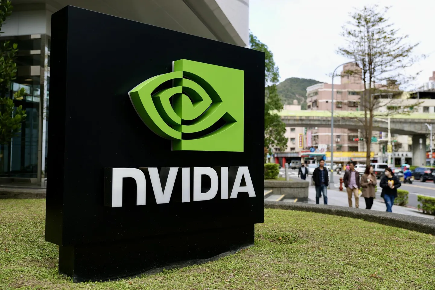 Tehisintellekti tarbeks sobivaid kiipe valmistava USA tootja Nvidia logo Taipeis.