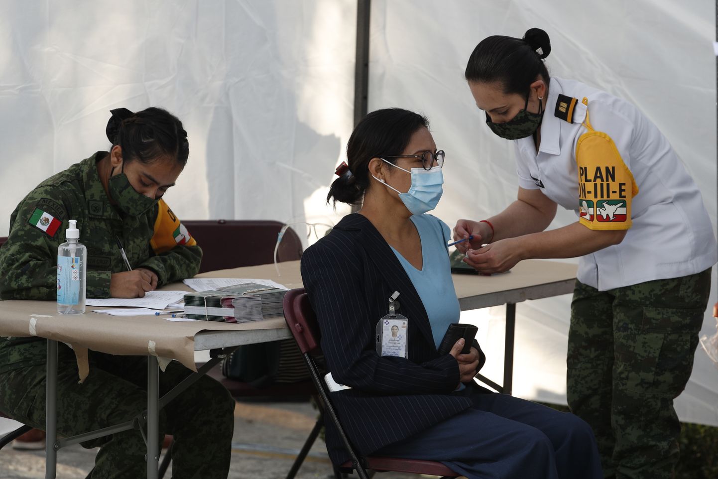 Tervishoiutöötaja vaktsineerimine Mexicos.