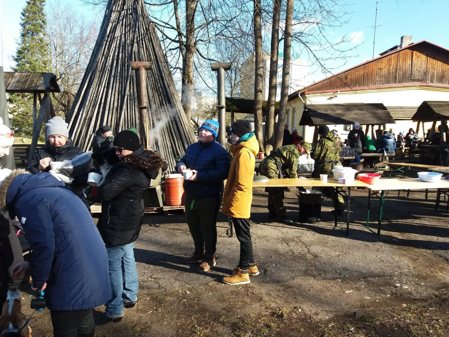 Naiskodukaitsjad on perepäevadel militaarteemapargis ikka oma supiga kohal olnud, nii seegi kord.