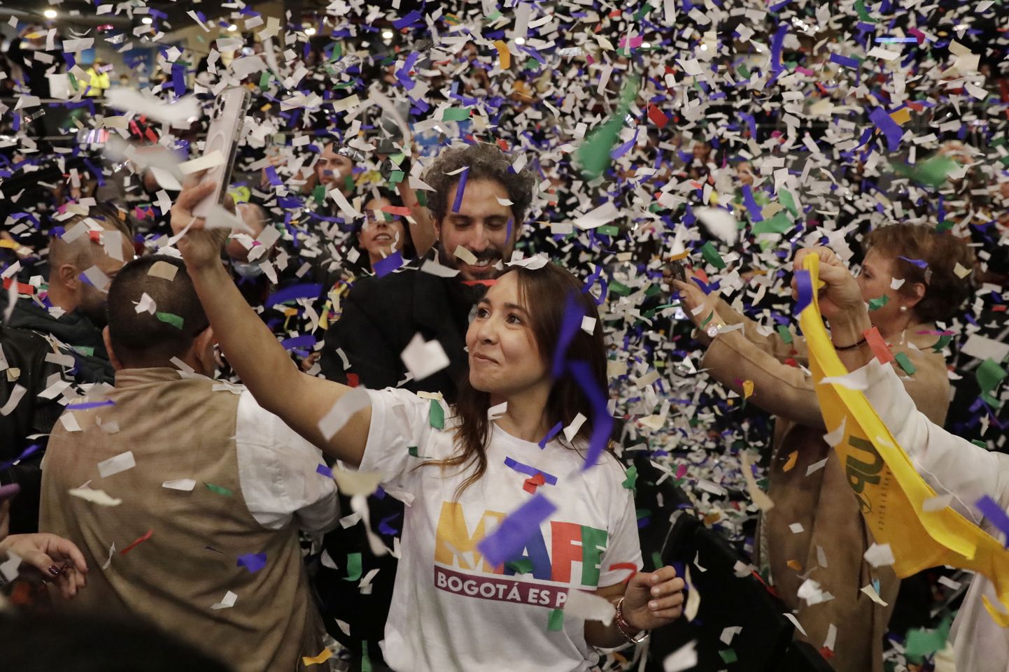 Gustavo Petro toetajad tema võitu tähistamas.