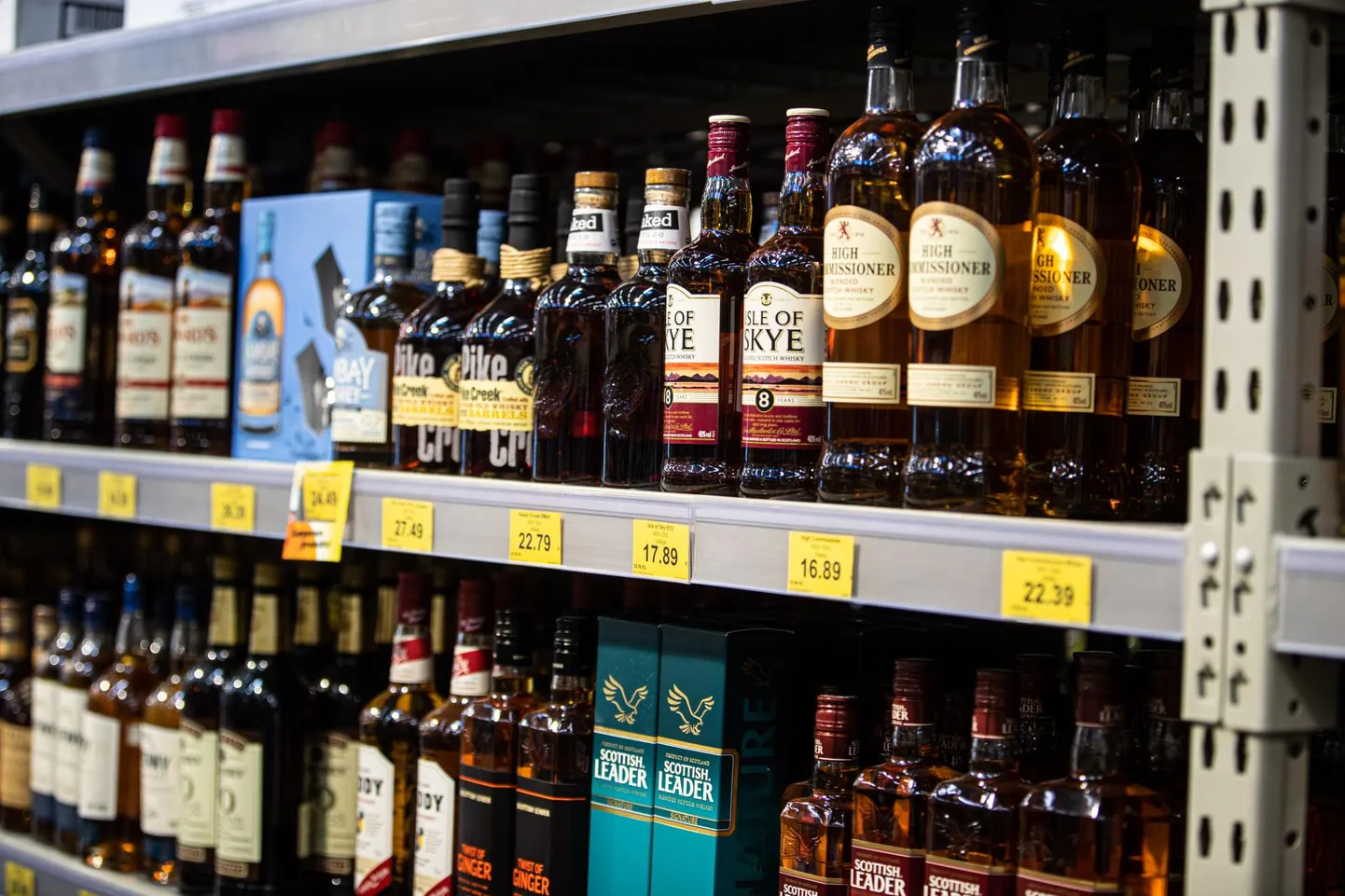 Kahel korral ei küsinud müüja alkoholi ostnud noorukilt üldse dokumenti, sest vaatluse põhjal eeldas ta, et tegu on täisealisega.