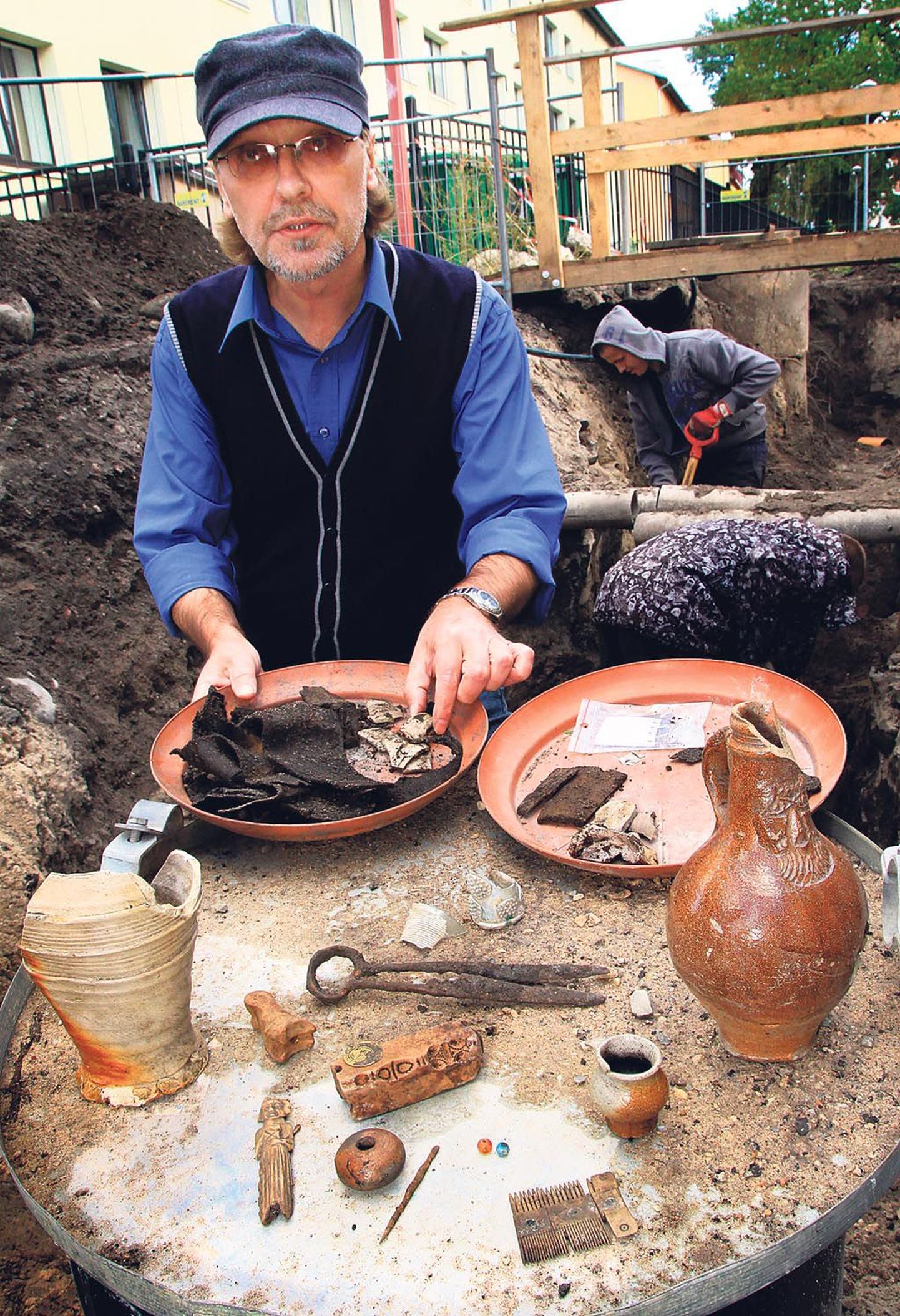 Arheoloogia ja ehitusajaloo grupi AEG juhtivarheoloog Rünno Vissak pakkus pildistamiseks valiku suvel Pärnust leitud sajanditevanuseid esemeid.