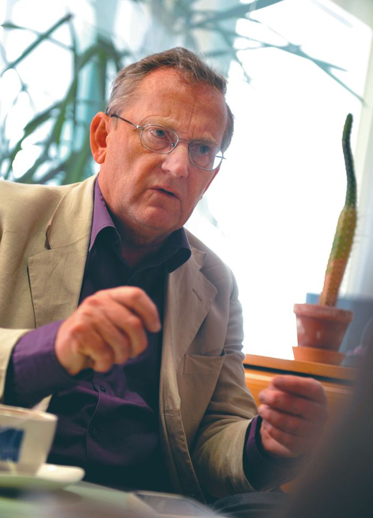 Robert Service leiab, et Venemaal pole alati ajalukku tervet suhtumist. «Võtkem kas või Lenin, kes on ikka veel Punasel väljakul mausoleumis, klaasi all.»
