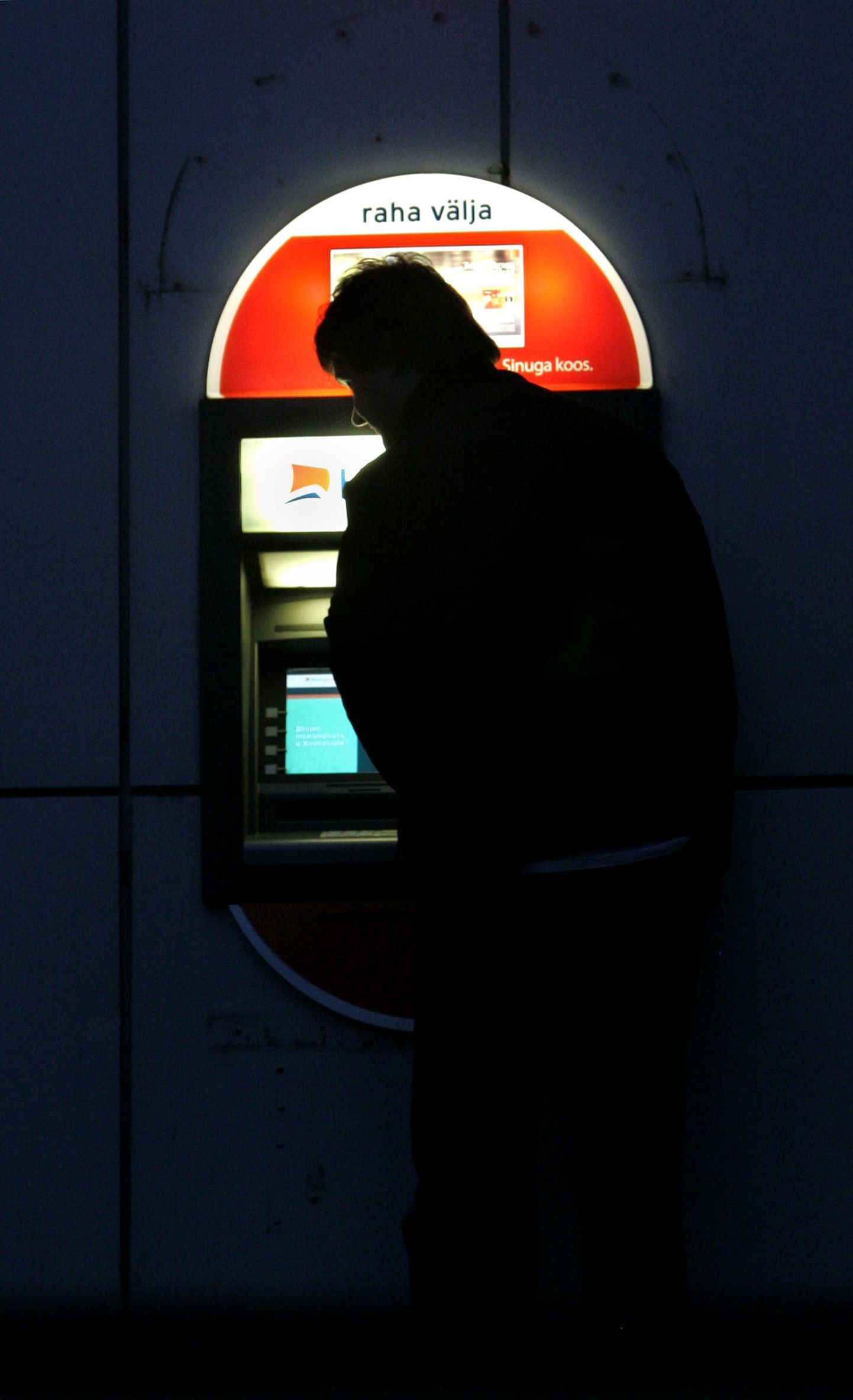 Люди зачем-то устремились к банкоматам.