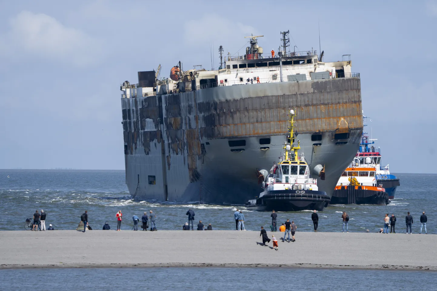 Rohkem kui nädal tagasi põlema süttinud autolaadungiga laev Fremantle Highway pukseeriti Hollandi Eemshaveni sadamasse.