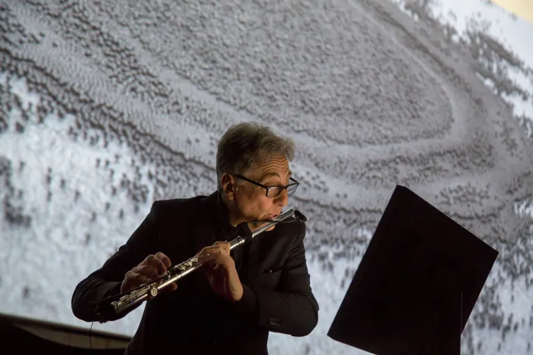 Flötist Gianni Trovalusci kontserdil «Vältimatult valgusesse»