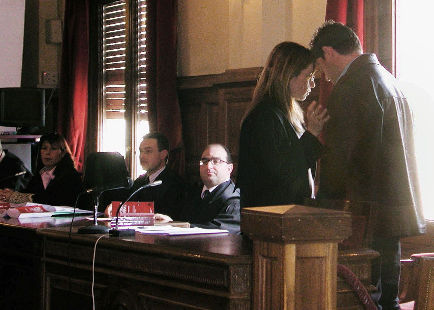 Hose Havjers Salvadors Kalvo un Rebeka Santamalju Kansera tiesas prāvas laikā 2005. gadā. 