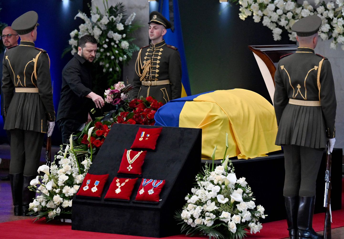 Ukraina president Volodõmõr Zelenskõi asetab täna Kiievis lilled riigi esimese presidendi Leonid Kravtšuki sargale.