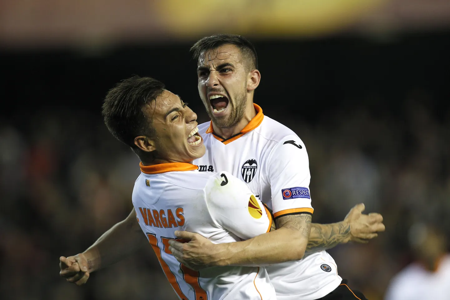 Paco Alcacer (paremal) kerkis kübaratrikiga Valencia kangelaseks.