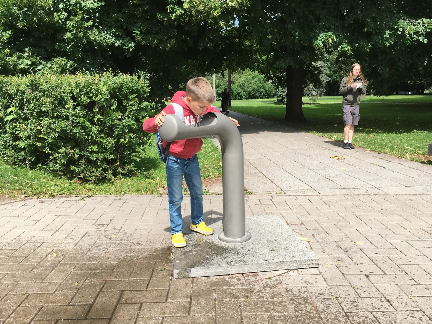 Paul kasutab võimalust kaubamaja kõrval tasuta vett juua.