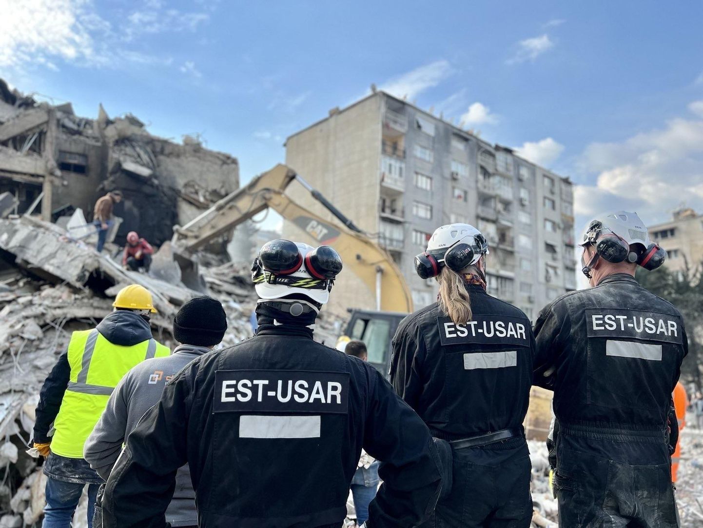 Задача спасательной группы EST-USAR заключалась в поиске живых людей под обломками зданий в Турции.
