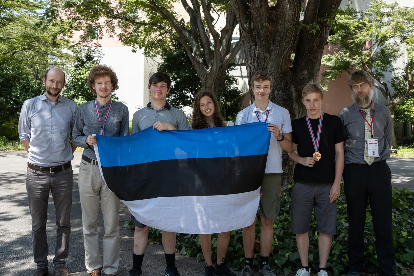 Eesti delegatsioon 53. rahvusvahelisel füüsikaolümpiaadil Tokyos. Vasakult: juhendaja Mihkel Kree, hõbemedalist Kristjan-Eerik Kahu, Mihkel Rannut, pronksmedalist Saskia Põldmaa, pronksmedalist Ralf Robert Paabo, pronksmedalist Aleksei Jemeljanov, juhendaja Jaan Kalda.