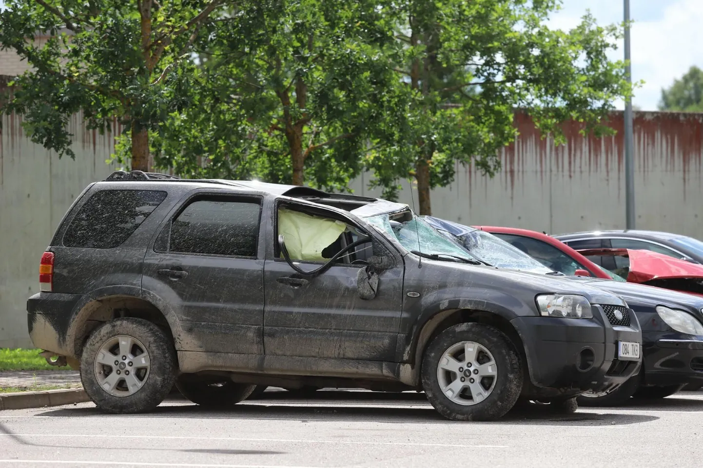Õnnetusse sattunud Ford Maverick pühapäeva hommikul Rakvere politseijaoskonna hoovis.