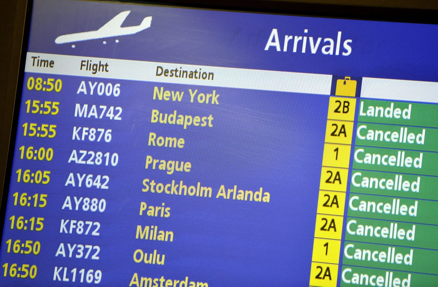 Saabuvate lendude tabloo eile Helsingi Vantaa lennujaamas näitab, et Finnairi lennul New Yorgist õnnestus maanduda. Ülejäänud reisid olid tühistatud.
