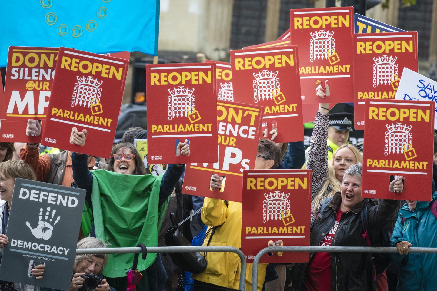 Brexiti-vastased meeleavaldajad rõõmustavad ülemkohtu otsuse peale, mis kuulutas seadusvastaseks peaminister Boris Johnsoni otsuse peatada parlamendi töö viieks nädalaks.