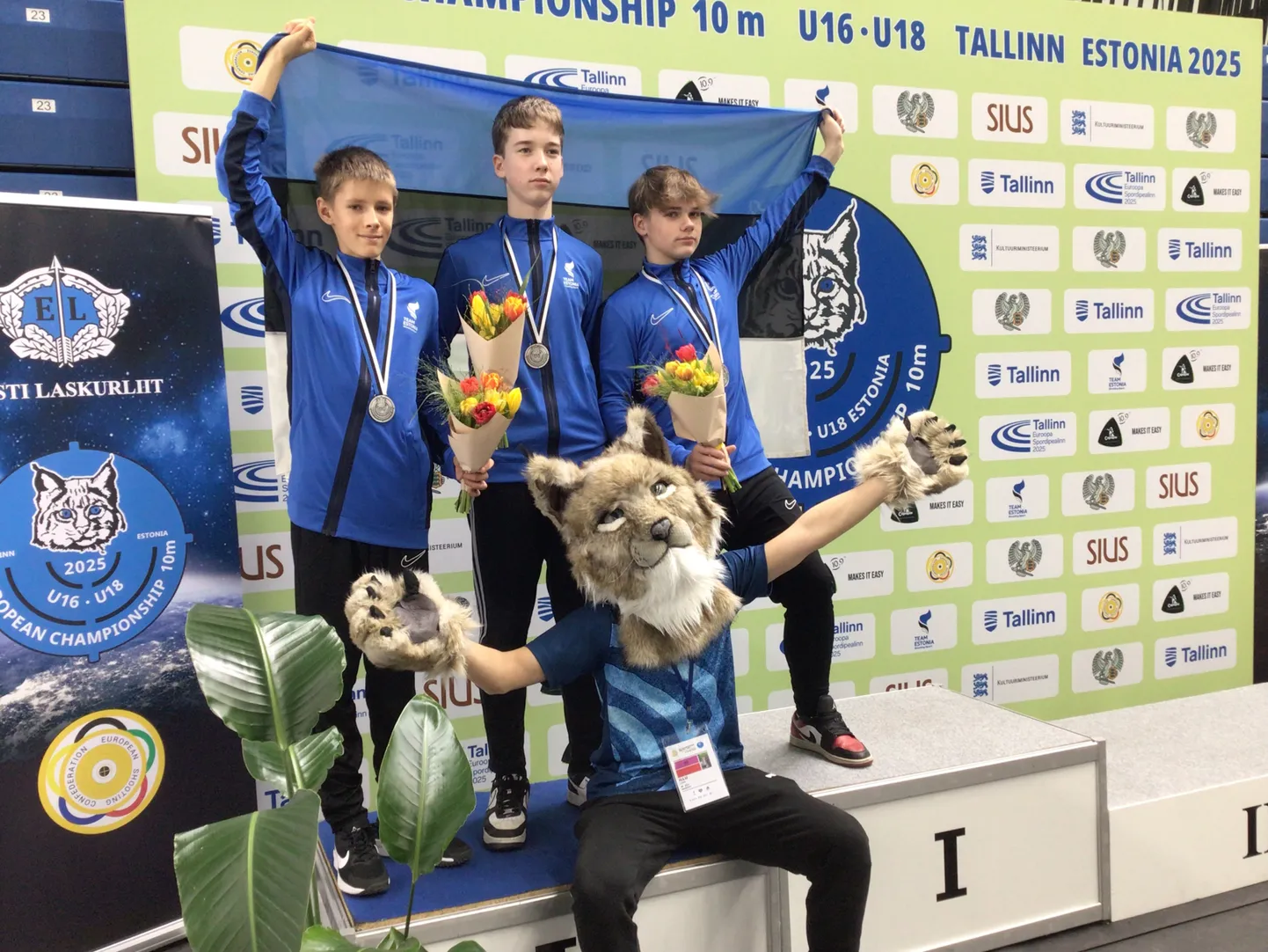 U16 poiste õhupüssi Trio Challenge hõbemedalikolmik: Järvamaa laskespordiklubi esindaja Lauri Kaas (tukaga), Robin Kahre (kõige pikem) Põlva Laskespordiklubist ja Markus Minn Pärnumaa klubist.