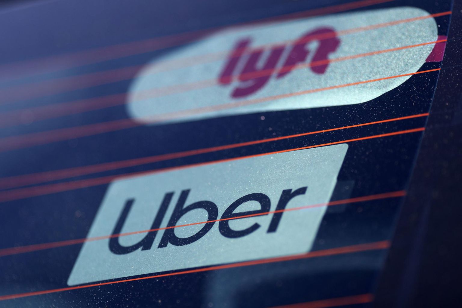 Логотипы Uber и Lyft в Калифорнии.