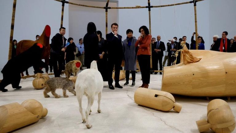 В среду президент Франции посетил выставку в одном из музеев Пекина