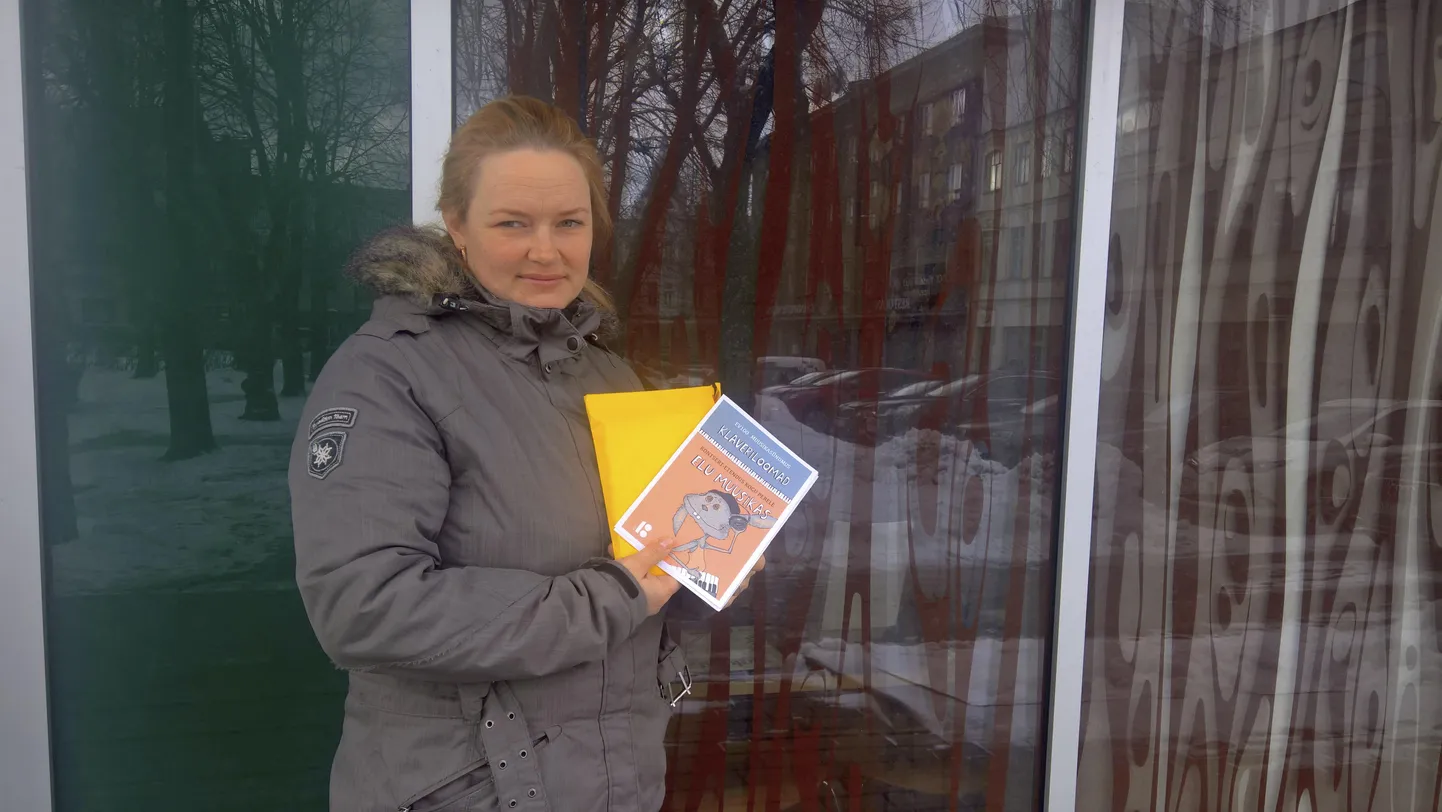 Teivi Toomsalu hoiab käes ümbrikutäit pileteid, mis on mõeldud Viljandimaa lasterikastele peredele.
