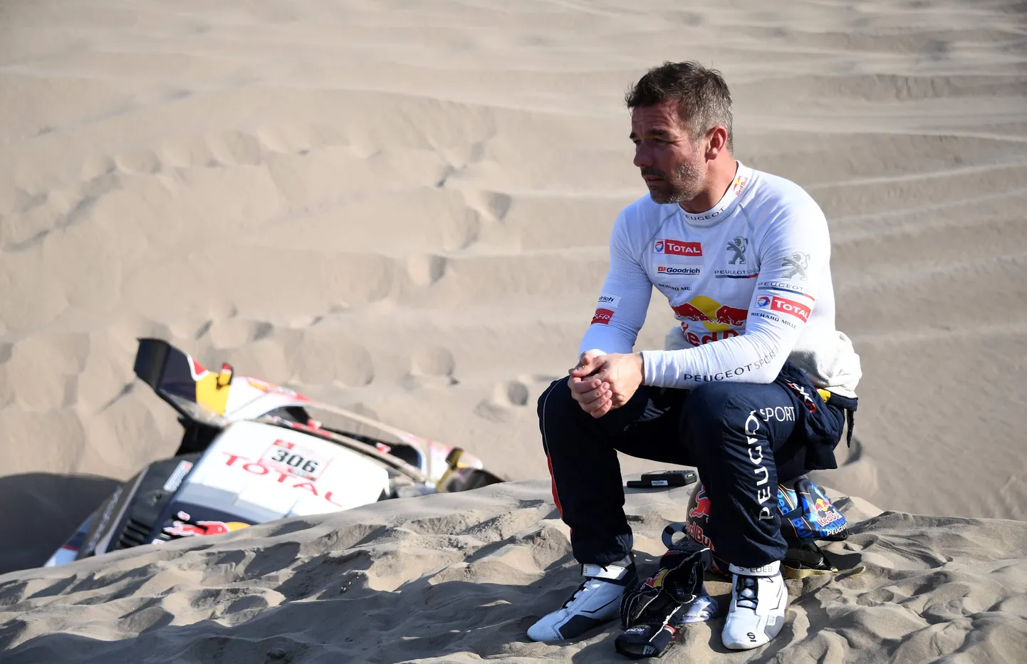 Sébastien Loeb läheb vastu oma kaheksandale Dakari rallile ning jahib oma esimest võitu. Kui varem on VIPid transporditud ööseks mugavatesse tingimustesse magama, siis tänavu pole ka temal pääsu ööbimisest kõrbes.