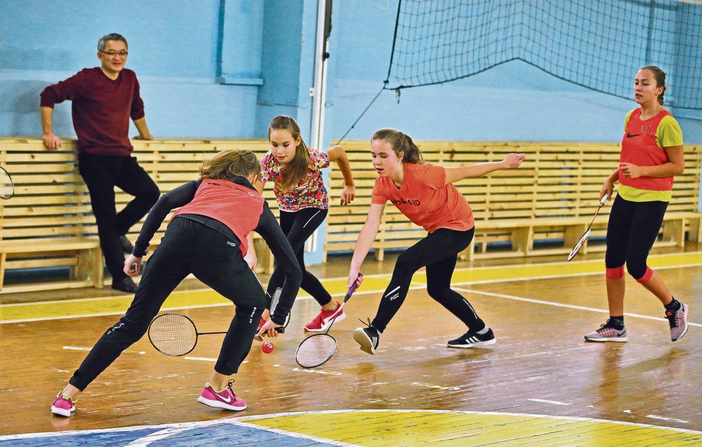 Annelinna gümnaasiumi 6.a klassi tüdrukud Karina Hatskevitš (vasakult), Milana Sevastjanova, Sofia Akhtyrtseva ja Ekaterina Ostaptšuk on ühed esimesed, kes proovisid mängida oma kooli õpetaja Kvan Kho Kimi (tagaplaanil) välja mõeldud estballi.
