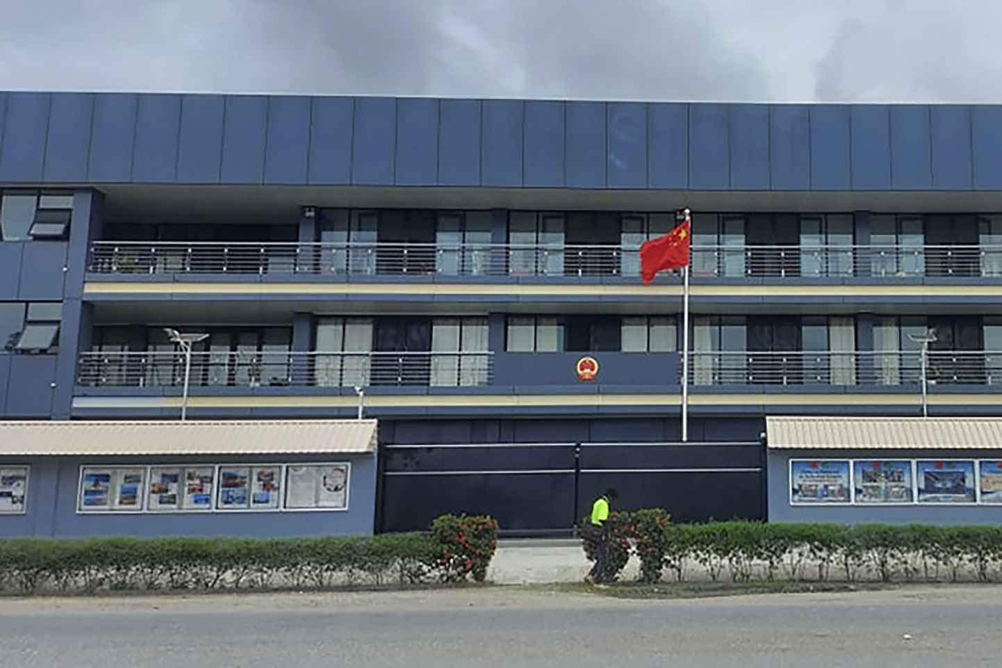 Hiina riigilipp Saalomoni Saarte pealinnas Honiaras 1. aprill 2022.