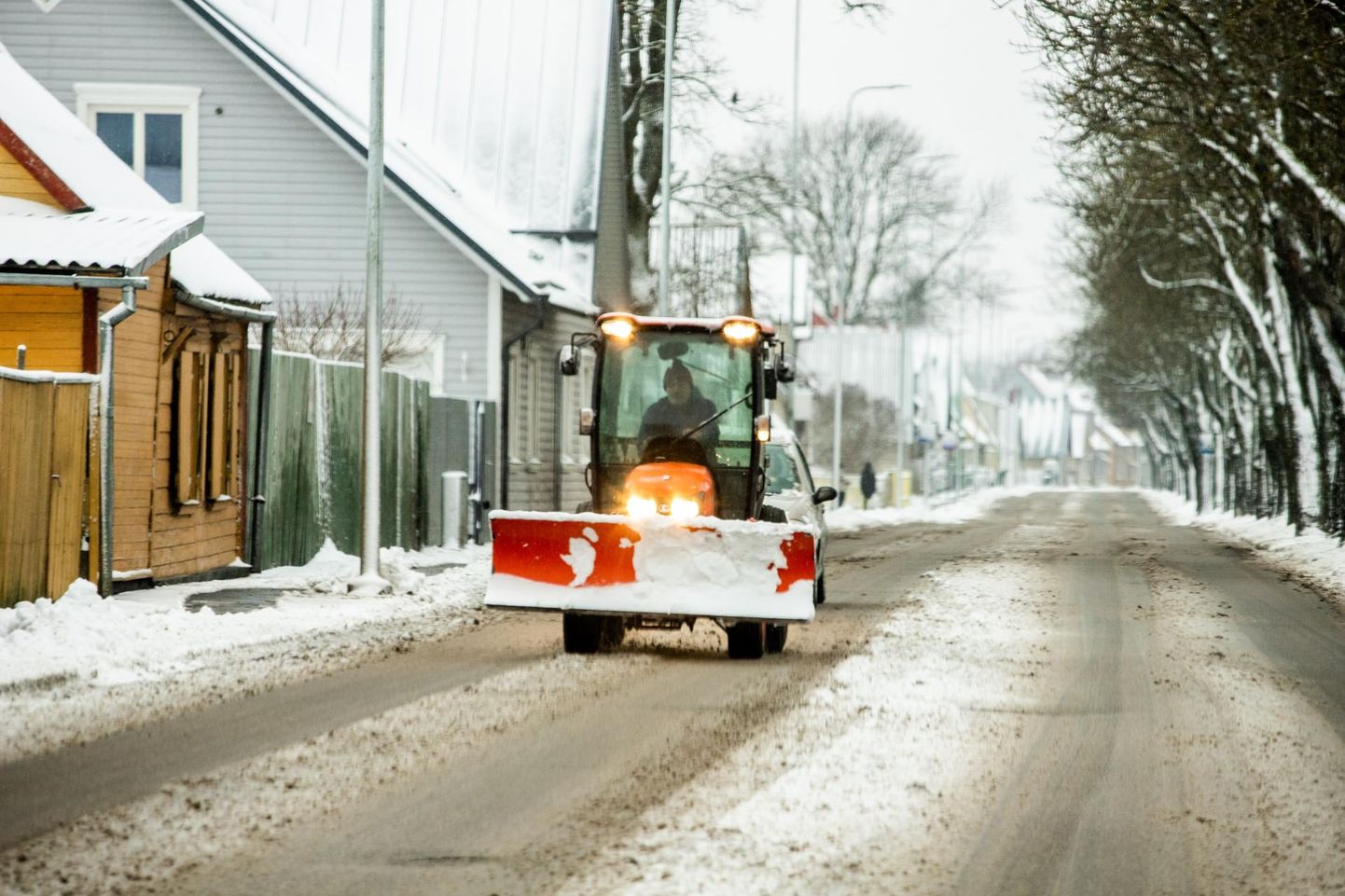 Lisandunud lumi võib vähendada veelgi parkimisruumi tänava ääres. 