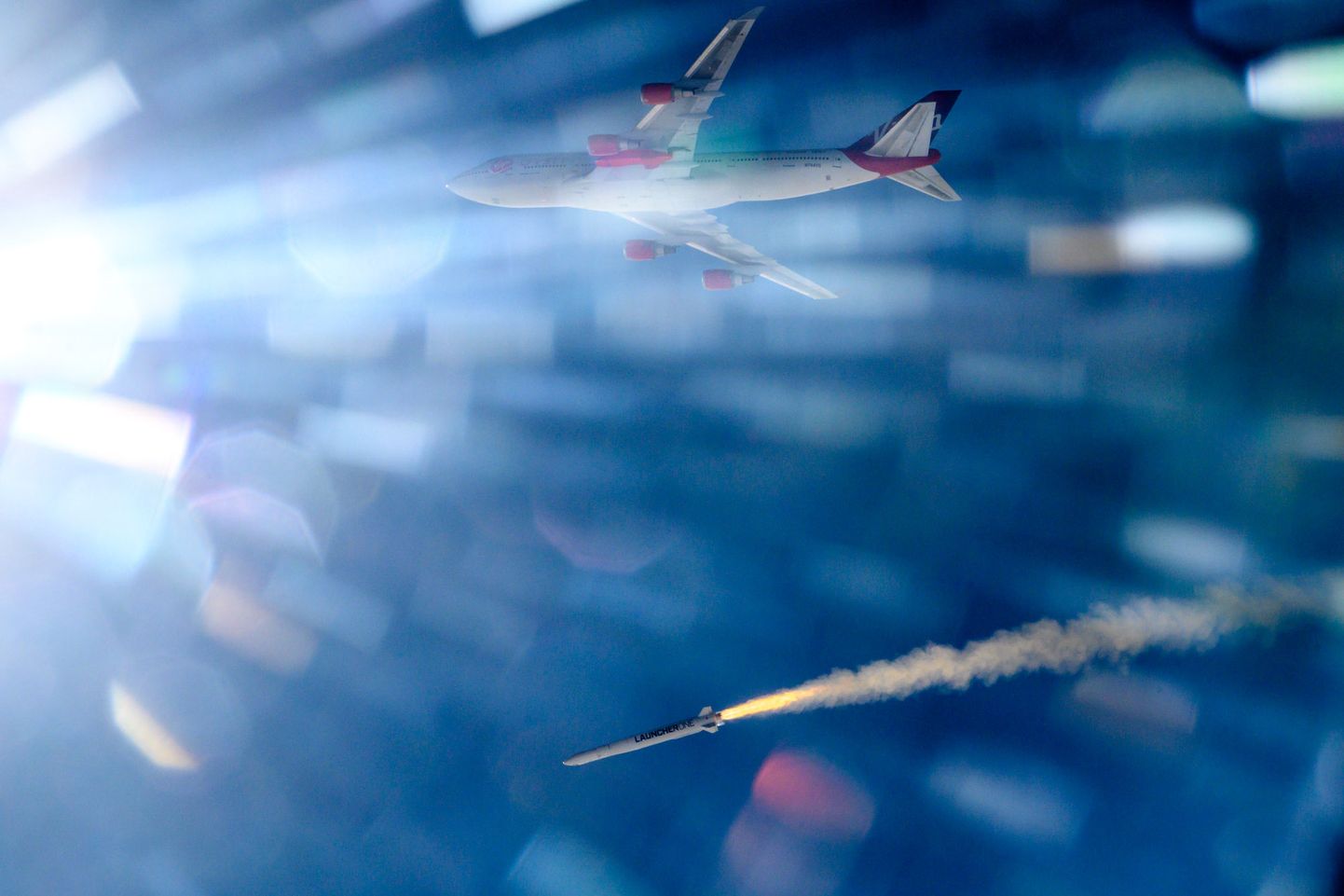 Pealpool pilvi: nii eraldus rakett üheksa satelliidiga reisilennukist ümber ehitatud Boeing 747 kõhu alt.