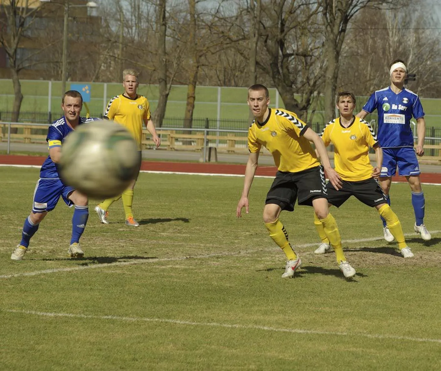 Viljandis sirgunud 20-aastane Gerdo Juhkam (kollases särgis keskel) tõmbab eeloleval jalgpallihooajal, pärast poolteiseaastast Flora meeskonnas mängimist taas selga Tuleviku klubi vormi.